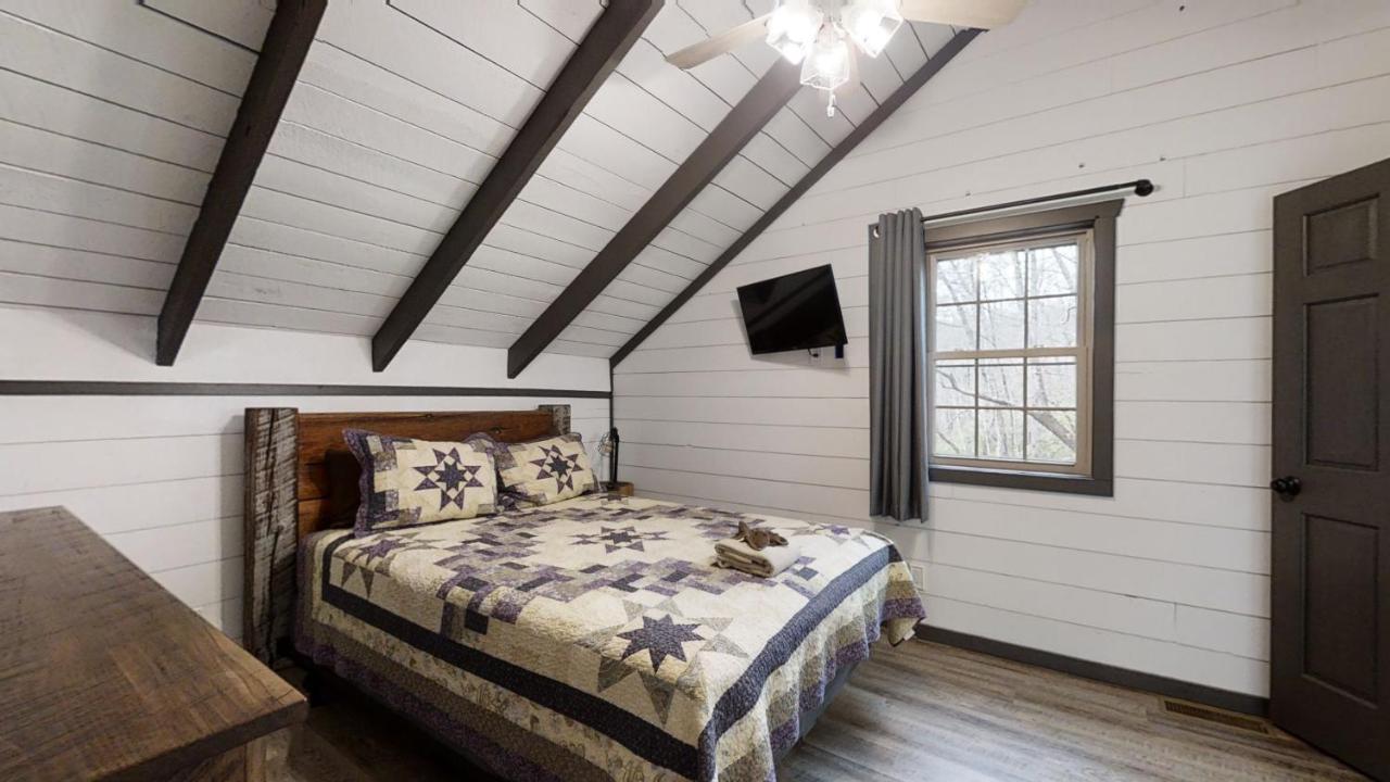 Bigfoots Hideaway Cabin Gatlinburg Exterior photo